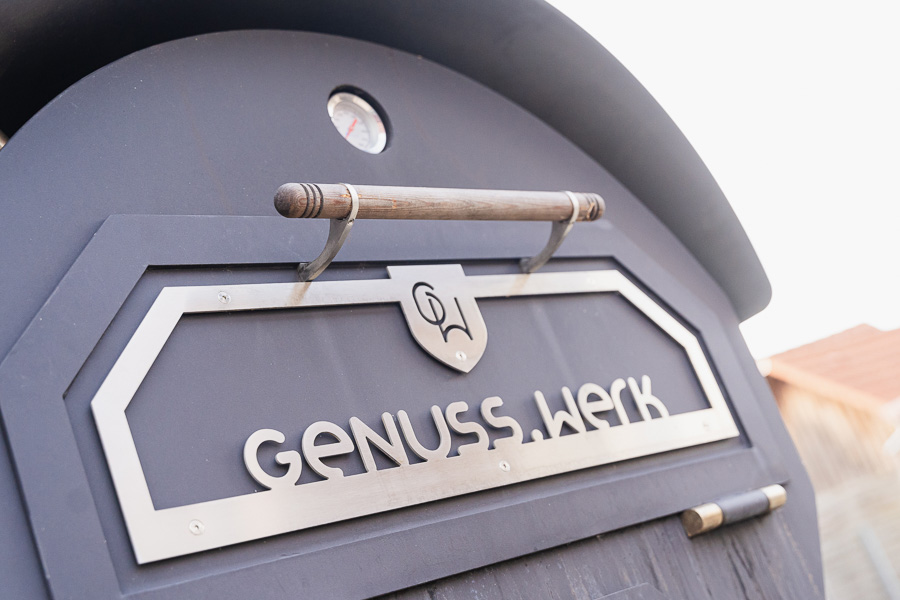 Der Abholung-Service in Altenstadt/Iller bietet von 11-20 Uhr regionale Küche zum Mitnehmen. Vorbestellen per E-Mail oder Telefon für frische Einzelgerichte und saisonale Menüs.